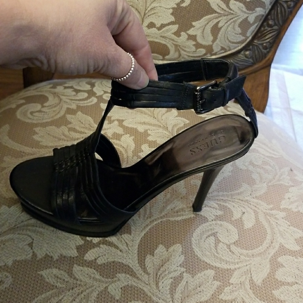 Guess Pumps